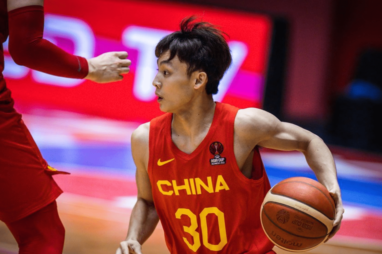 加时末段成都蓉城篮板制胜——CBA常规赛节点到来，震撼外界，临场指挥获称赞