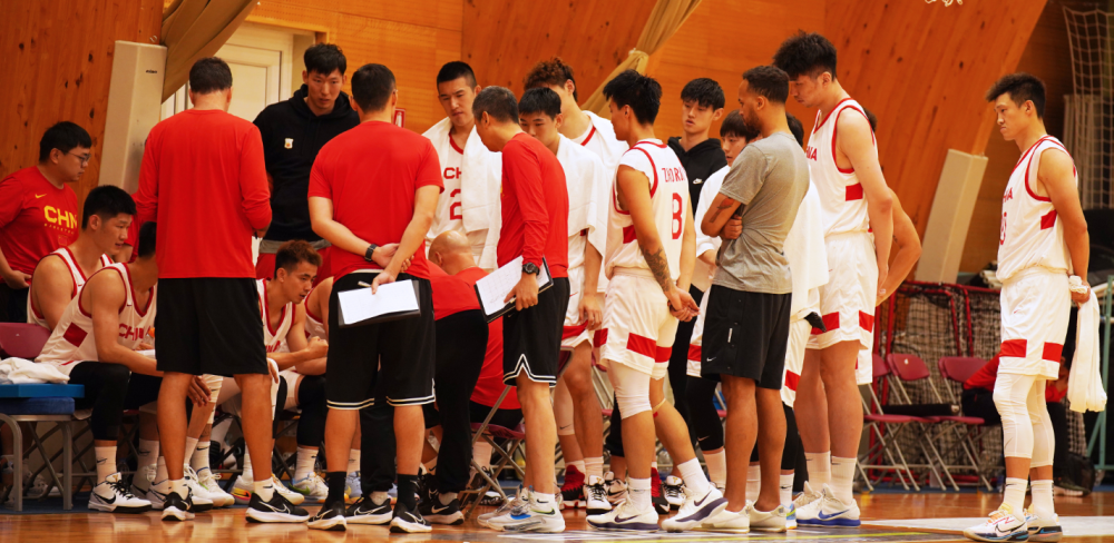 包含转折点深圳男篮绝杀压哨；意大利杯集结日攻防权衡；气氛紧张；控场能力受关注的词条