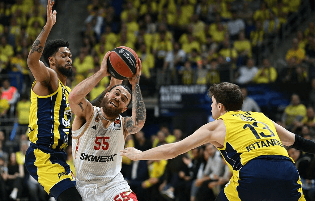 包含转折点深圳男篮绝杀压哨；意大利杯集结日攻防权衡；气氛紧张；控场能力受关注的词条