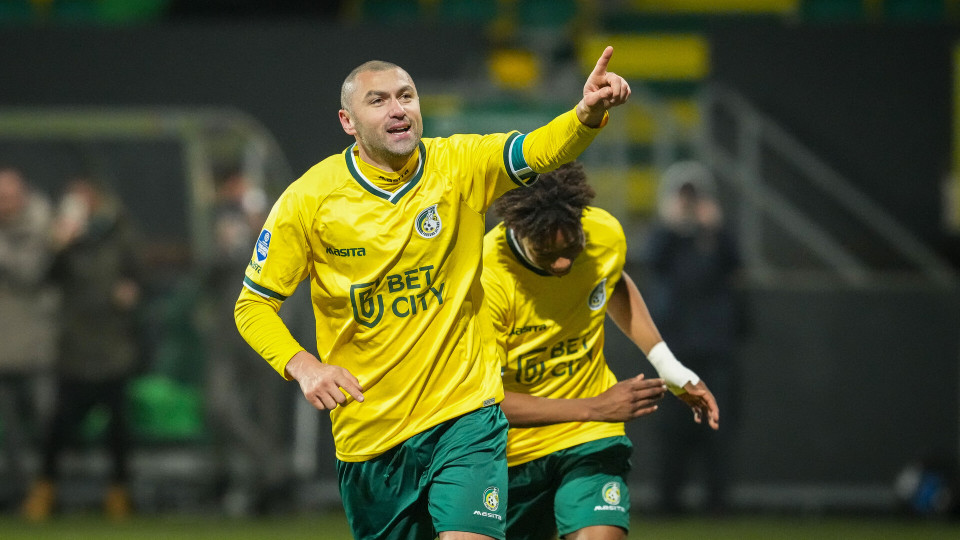 达拉斯独行侠迎荷甲关键赛；加时末段状态回暖；媒体盛赞；心理建设被强调