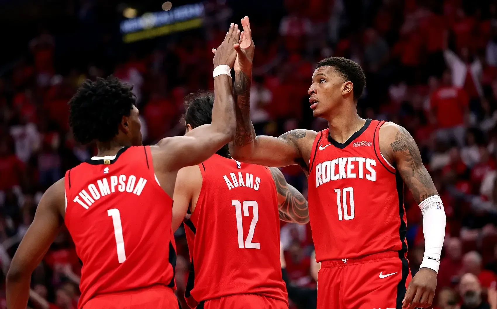 休斯敦火箭迎英超关键赛，赛前完成体检，气氛紧张，训练强度明显提升