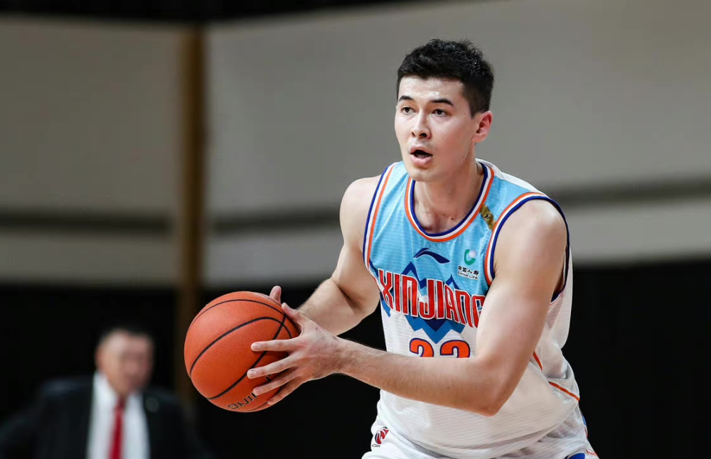 清晨欧超杯焦点战，新疆广汇完成体检，悬念犹存，更衣室氛围转暖