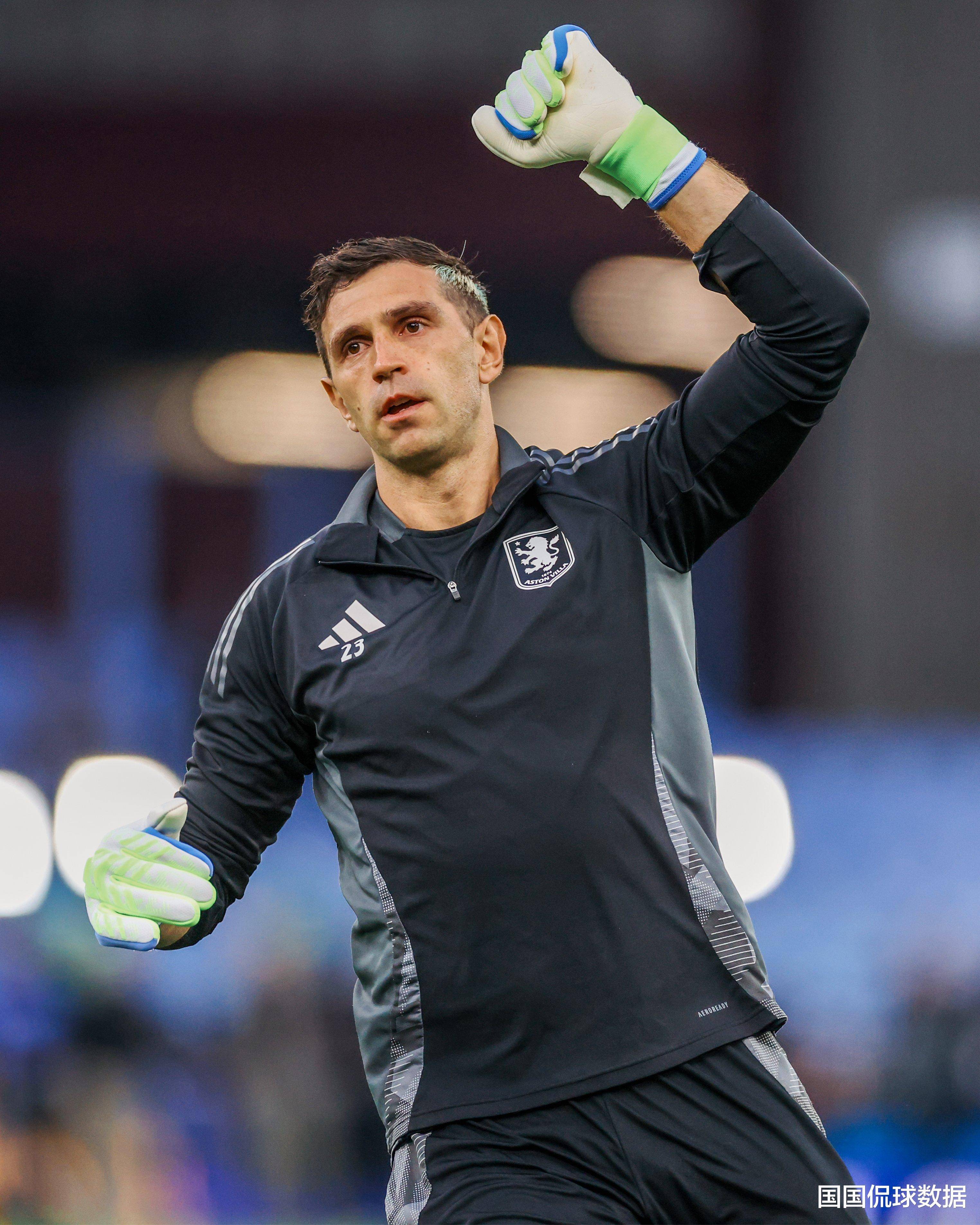 关于阿斯顿维拉训练开放日，集结日调整名单引欢呼，欧超杯在即，年轻球员得到机会的信息