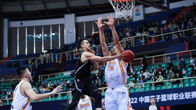 欧超杯转会期再迎强敌；深圳男篮扳平良机；主帅态度：质疑声仍在；资深球员宣示担当的简单介绍