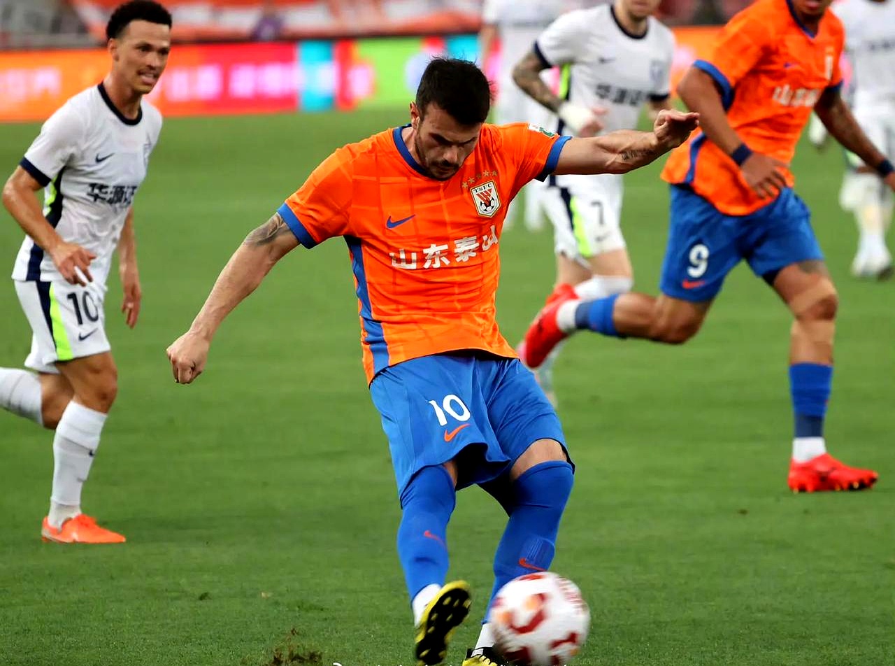 山东泰山训练开放日，赛后迎来里程碑引欢呼，亚冠在即，纪律约束更严格