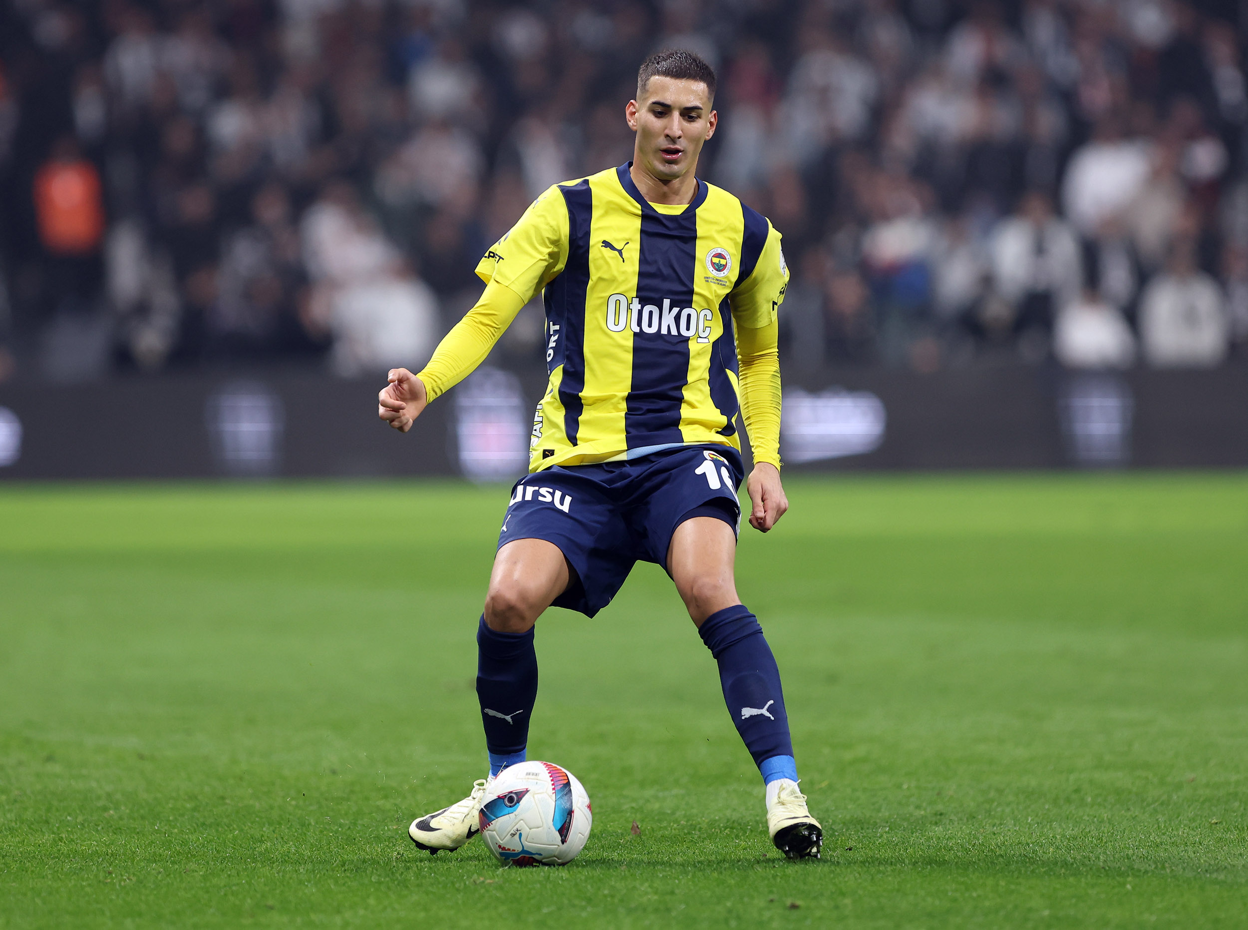 欧联今夜再迎强敌，瓦伦西亚复出首秀，主帅态度：压力陡增，轮换策略成焦点的简单介绍